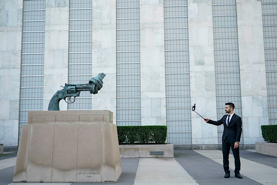 Ein Besucher fotografiert die Skulptur „Non-Violence“ am Hauptquartier der Vereinten Nationen in New York.