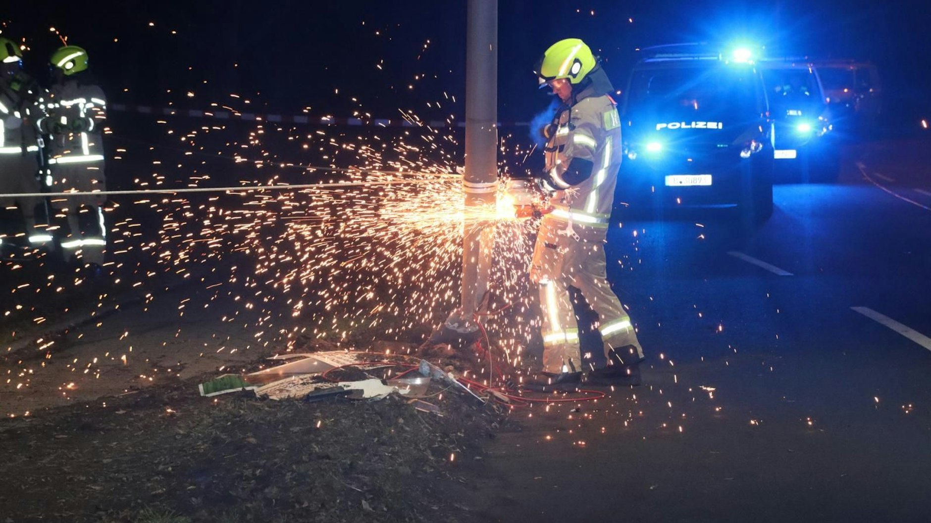 Nach einem Unfall musste in Berlin Mariendorf eine Laterne gefällt werden.