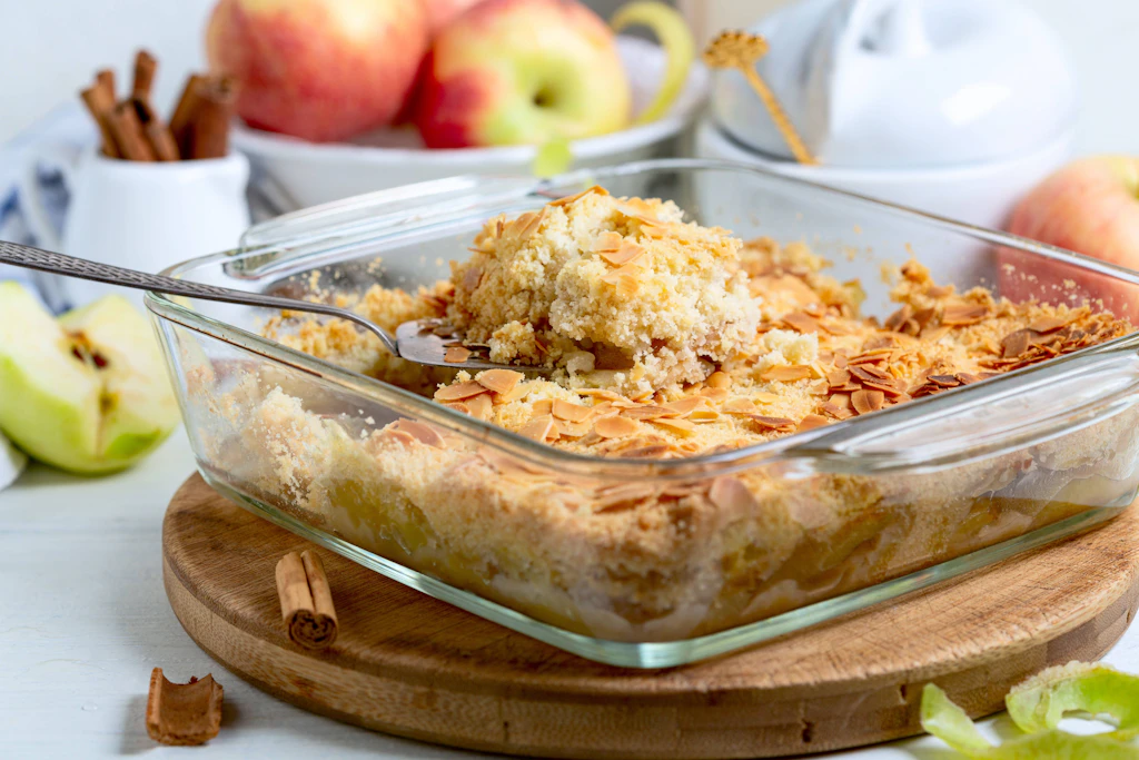 Knusprig, cremig, fruchtig: Rezept für Apfel-Crumble mit Vanillesoße
