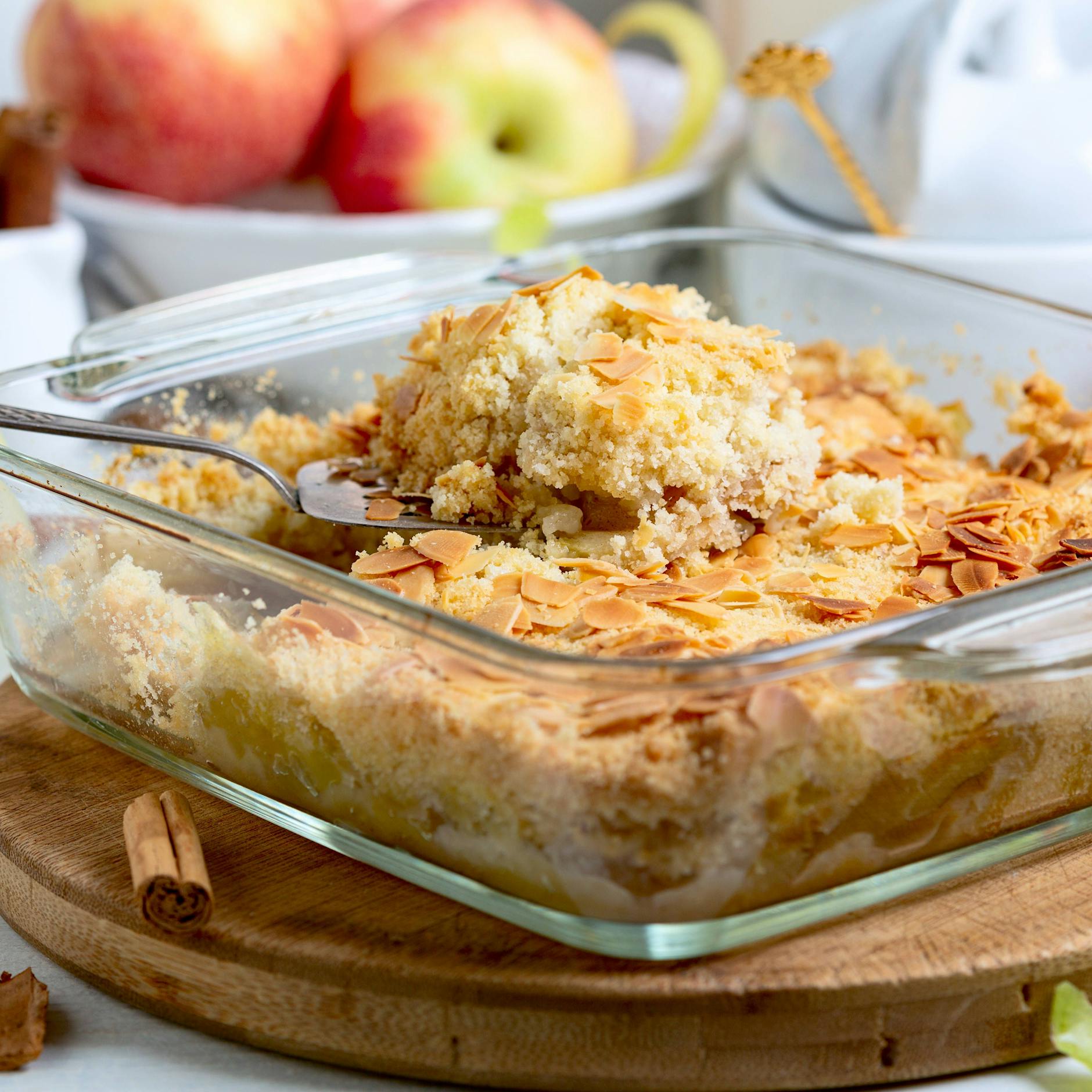 Knusprig, cremig, fruchtig: Rezept für Apfel-Crumble mit Vanillesoße