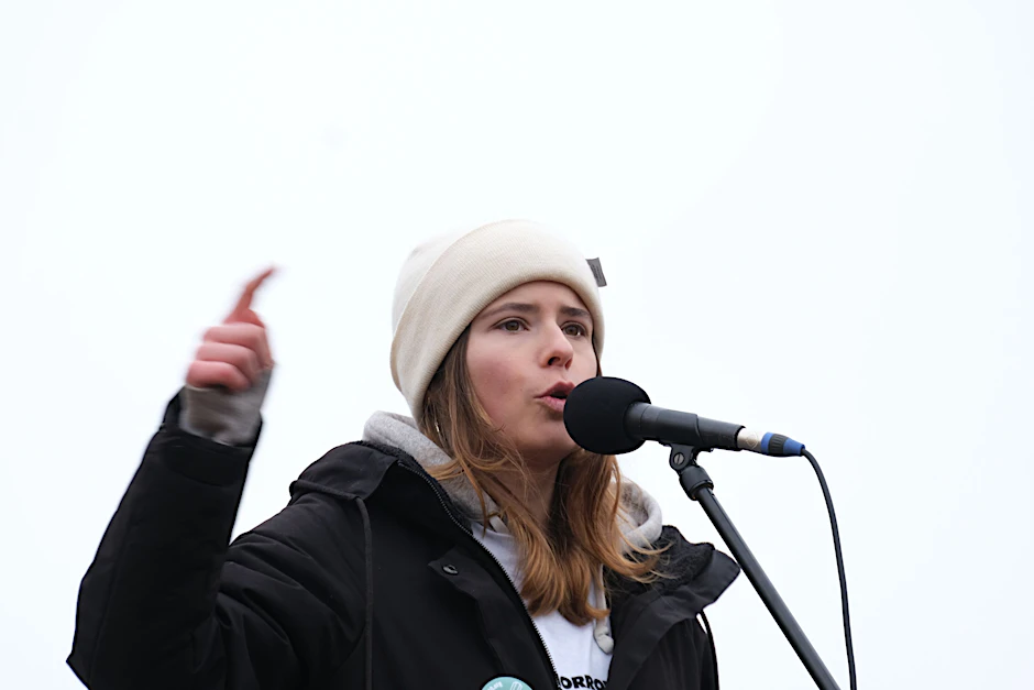 Klimaaktivistin Luisa Neubauer spricht in Berlin zu den Demonstranten.