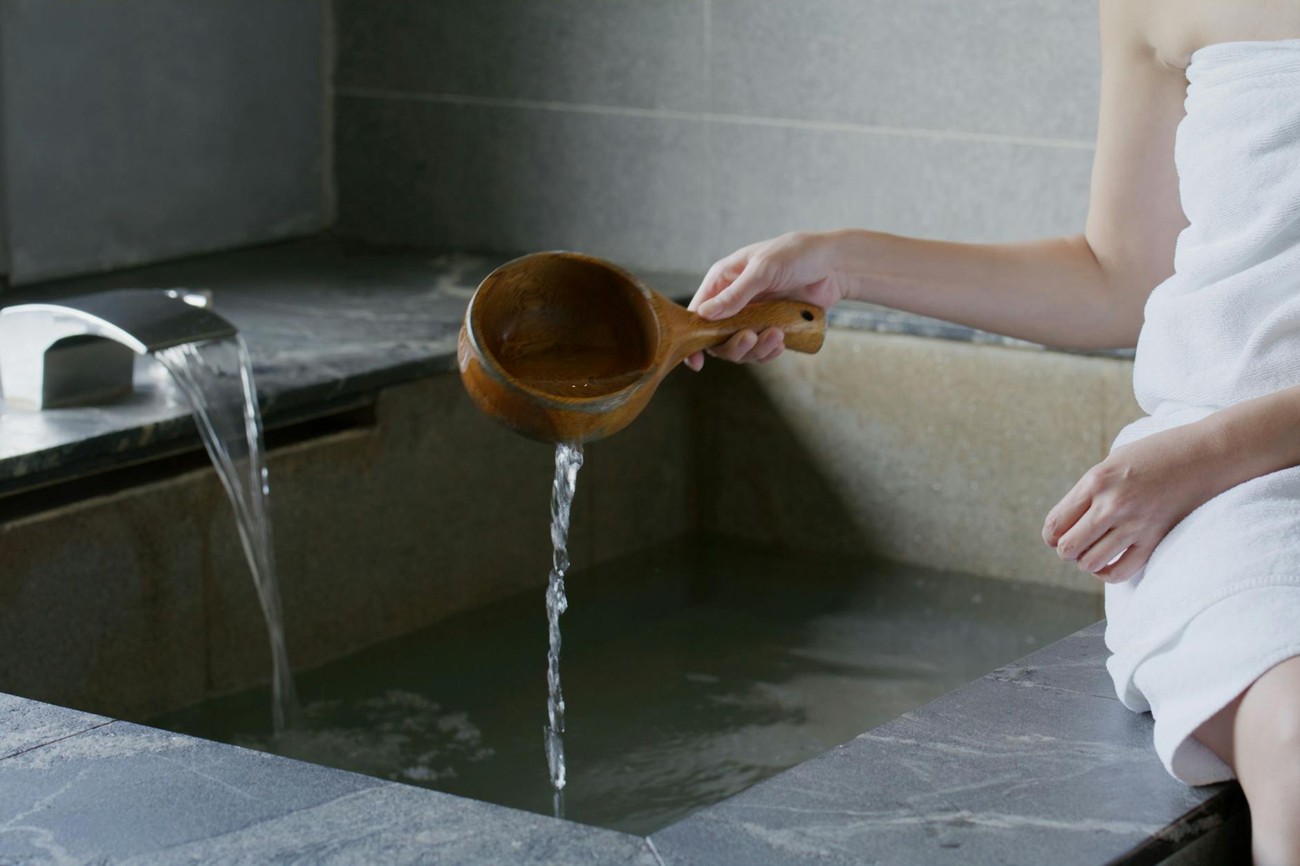 Das Wasser in dem Onsen wurde nur zweimal jährlich gewechselt (Symbolbild).