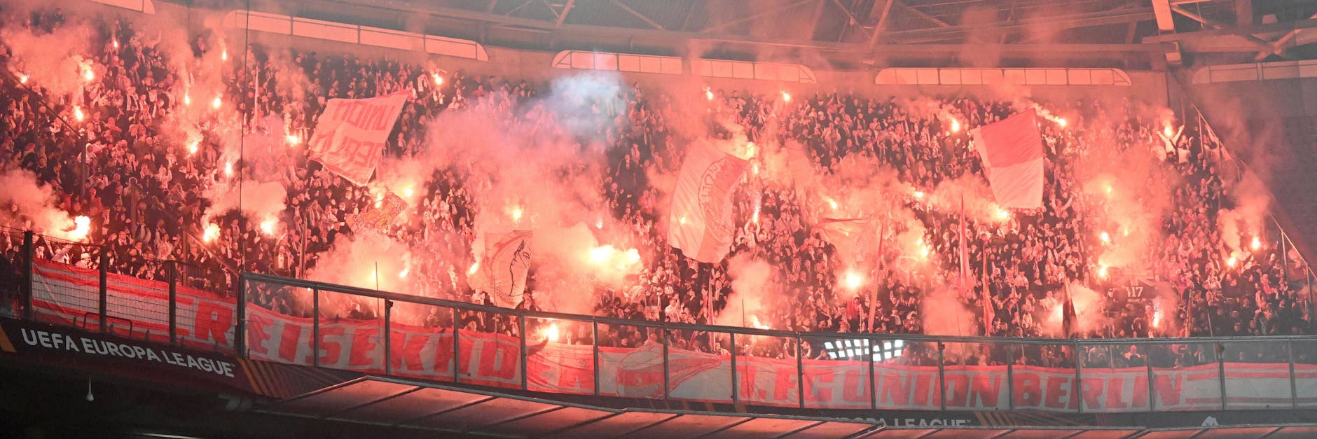 Fans des 1. FC Union brennen in der Johan-Cruyff-Arena beim Hinspiel gegen Ajax Amsterdam bengalische Fackeln ab. Jetzt gibt es die Pyro-Quittung.