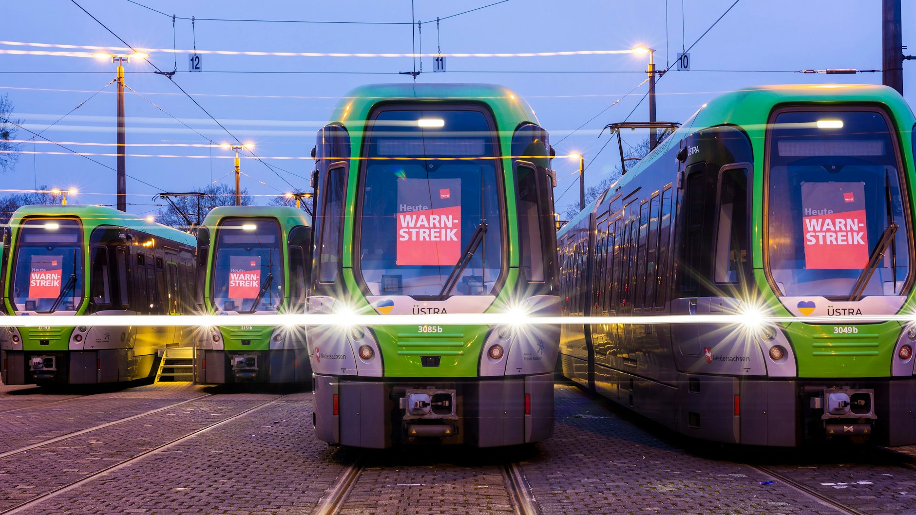 Stadtbahnen der hannoverschen Verkehrsbetriebe Üstra stehen am Morgen auf dem Betriebshof Glocksee - auf Schildern ist der Schriftzug «Heute Warnstreik» zu lesen. Die Gewerkschaft Verdi will mit Warnstreiks den öffentlichen Nahverkehr in zahlreichen Städten in mehreren Bundesländern lahmlegen. 