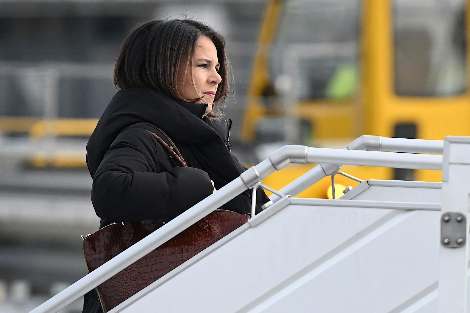 Viel unterwegs: Bundesaußenministerin Annalena Baerbock (Grüne) geht an Bord einer Maschine der Flugbereitschaft.