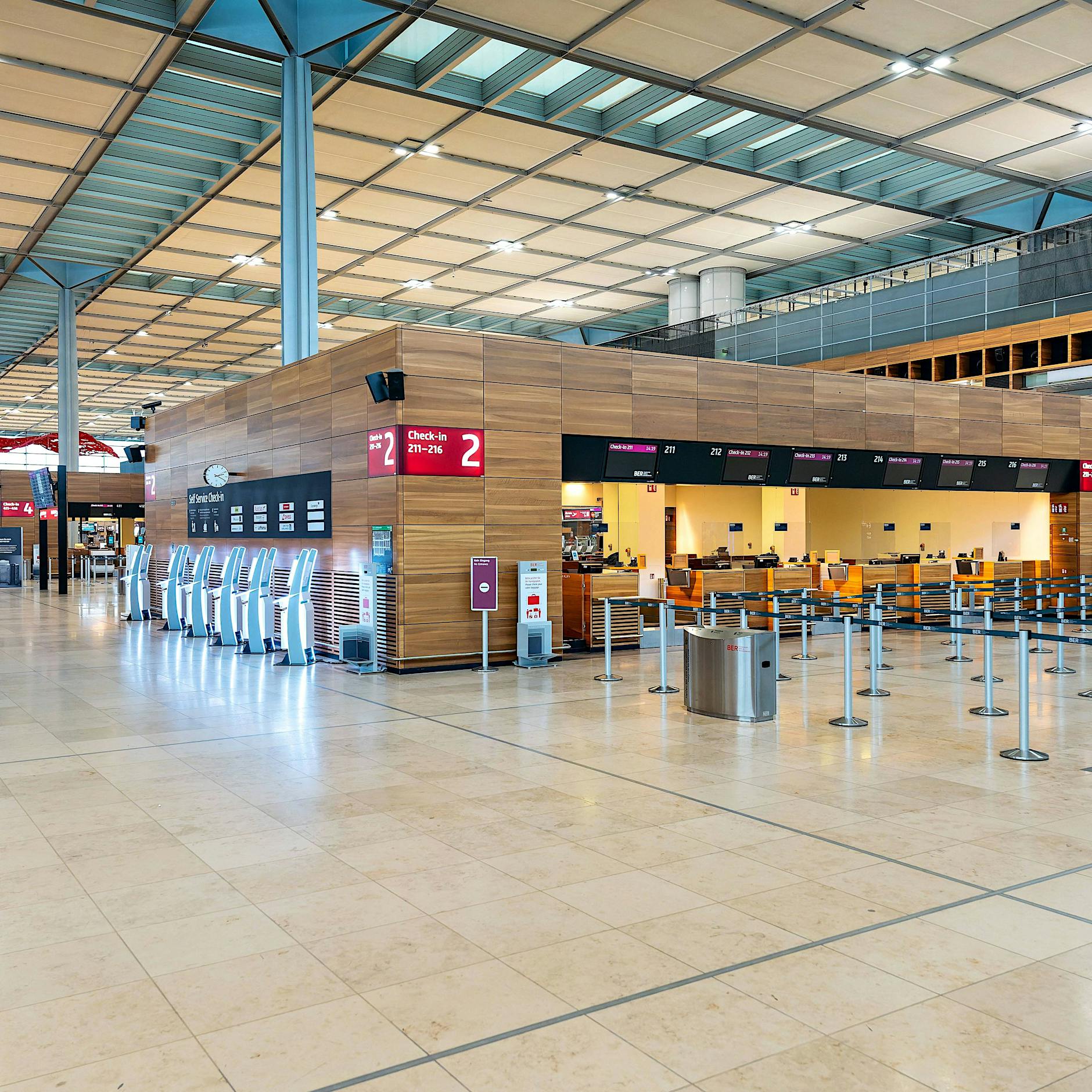 Video zeigt Fehlalarm am BER: Brandmelder löst aus, Fluggäste evakuiert