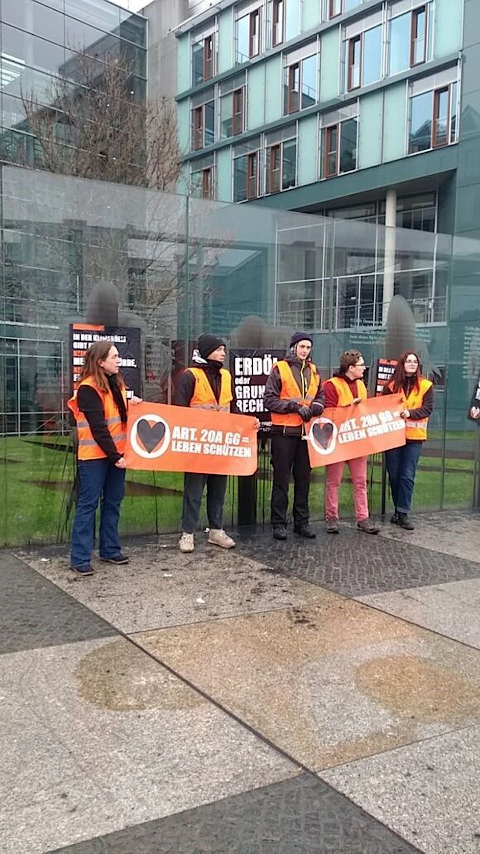 Klimaaktivisten der Letzten Generation stehen vor dem Jakob-Kaiser-Haus in Berlin-Mitte. 