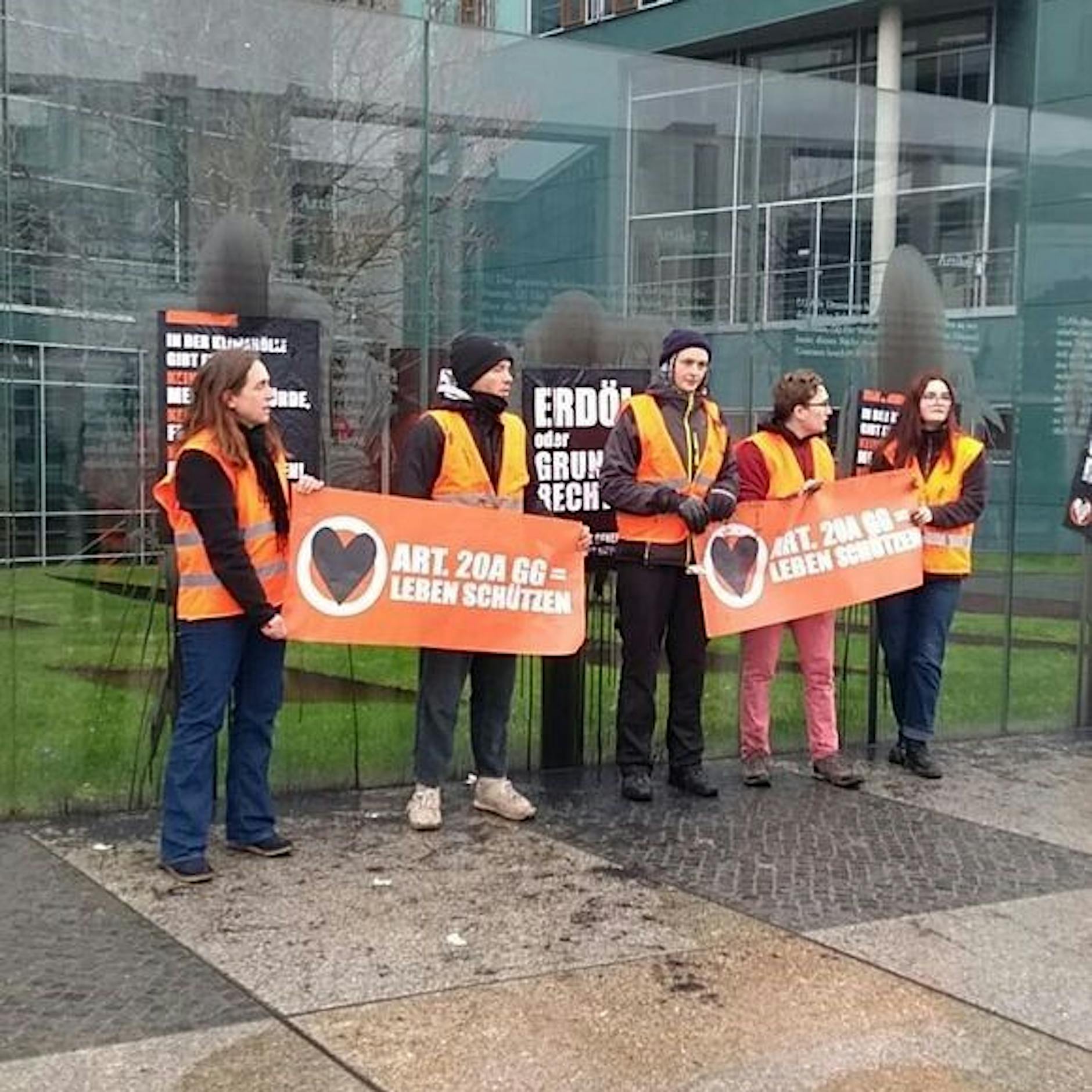 Video: Letzte Generation beschmutzt Grundgesetz-Monument in Berlin mit „Erdöl“