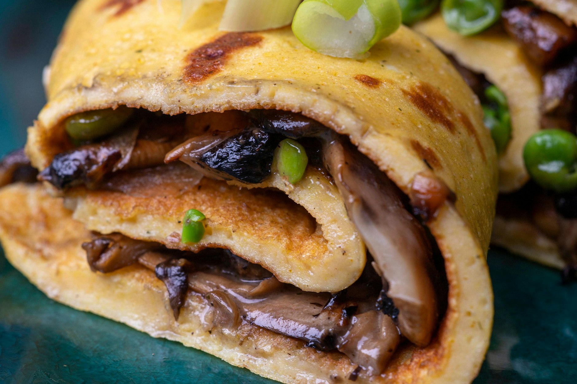 Zu jeder Mahlzeit ein Gedicht: Herzhafte Eierkuchen mit Pilzen und Frühlingszwiebeln.