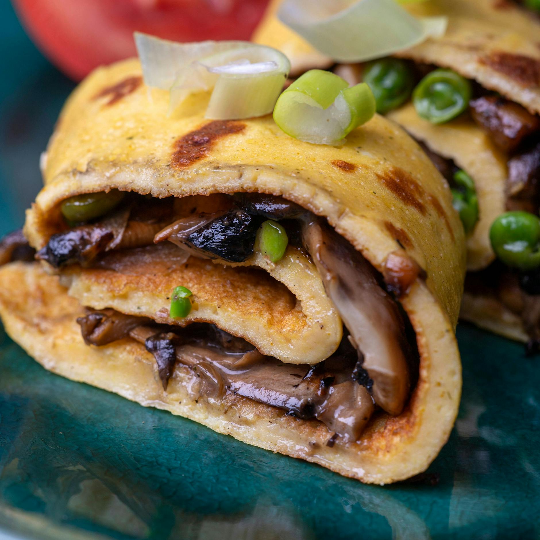 Rezept für herzhafte Eierkuchen mit Pilzen und Frühlingszwiebeln