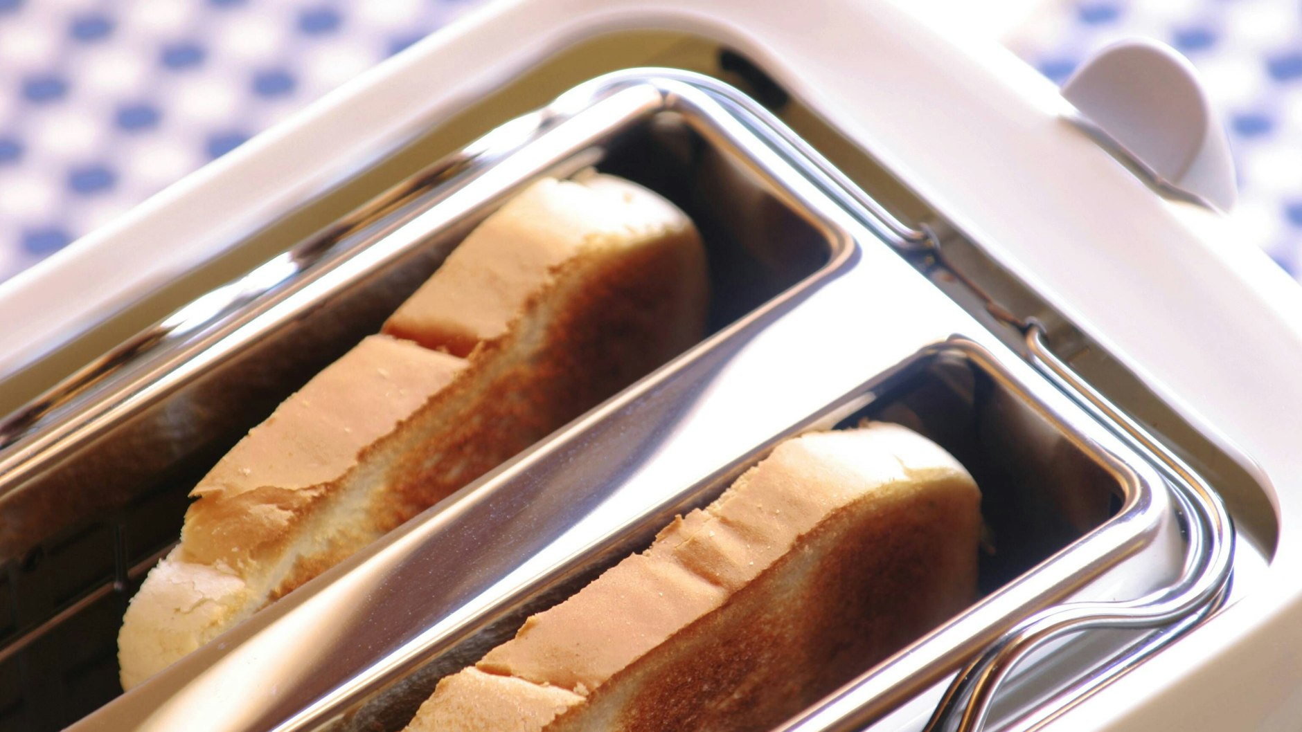 Das Toastbrot eignet sich gut zum Einfrieren und kann gefroren direkt in den Toaster gesteckt werden.