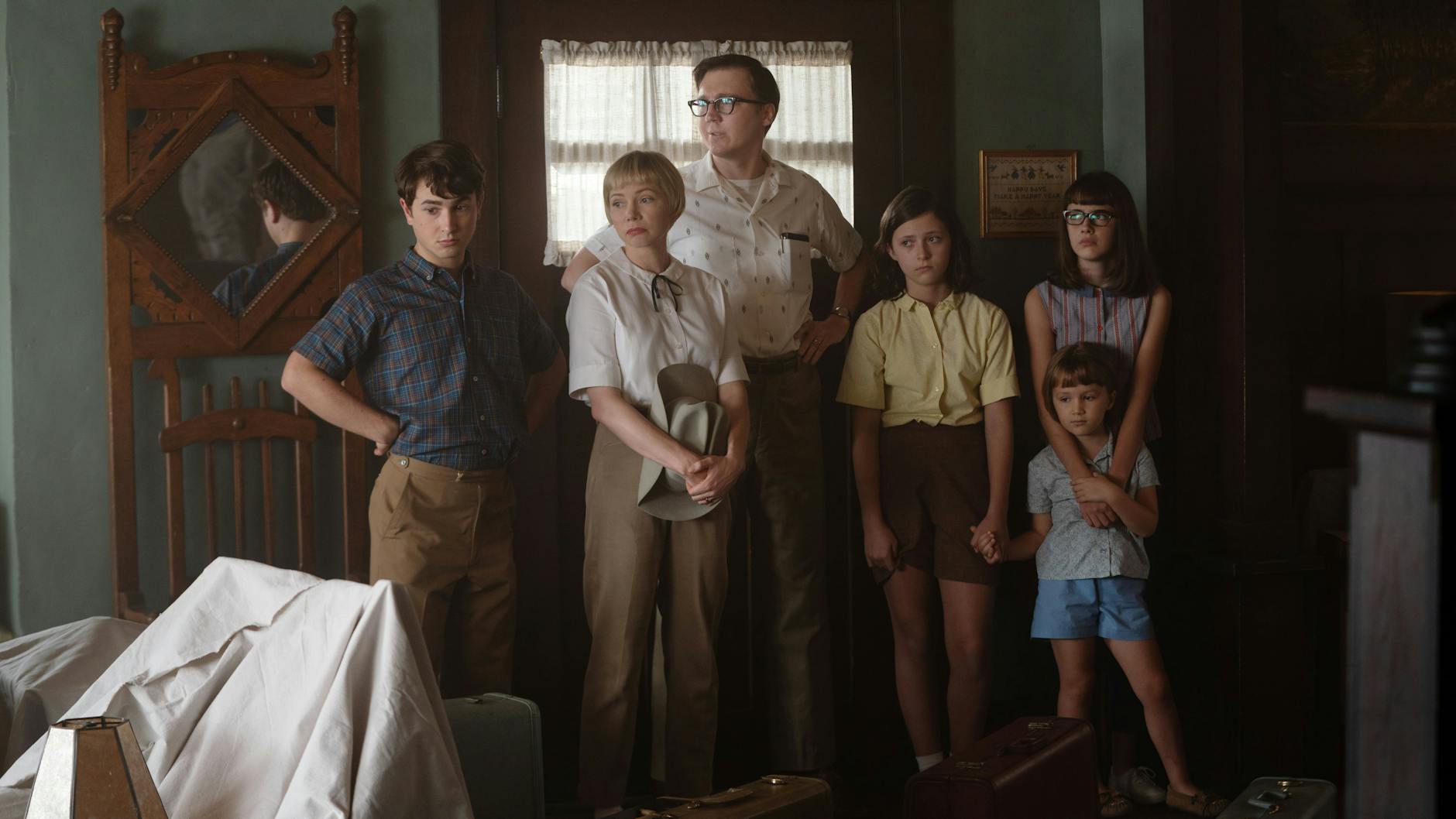 V. l. n. r.: Gabriel LaBelle als Sammy Fabelman, Michelle Williams als Mitzi, Paul Dano als Burt, Keeley Karsten als Natalie, Julia Butters als Reggie und Sophia Kopera als Lisa Fabelman in einer Szene des Films „Die Fabelmans“.