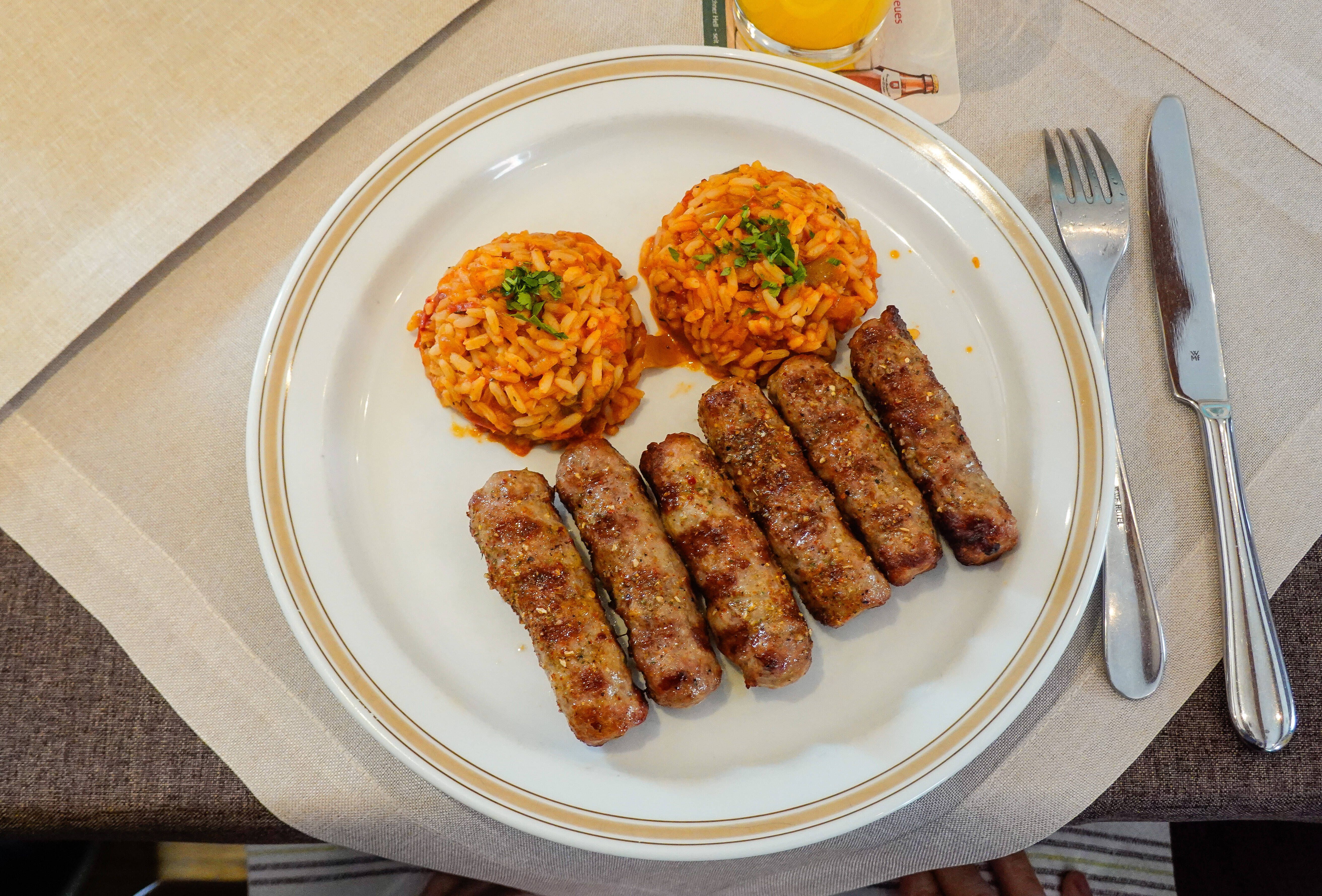 Rezept für einen Klassiker der Balkanküche: Cevapcici mit Djuvec-Reis