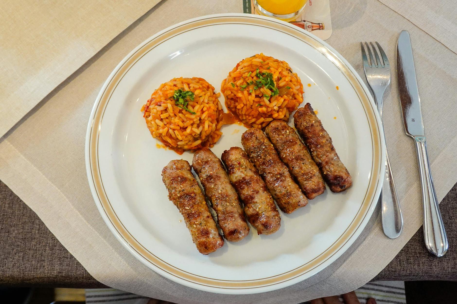 In vielen Ländern vom Balkan gelten Cevapcici als Nationalgericht. So machen Sie den Klassiker Zuhause.