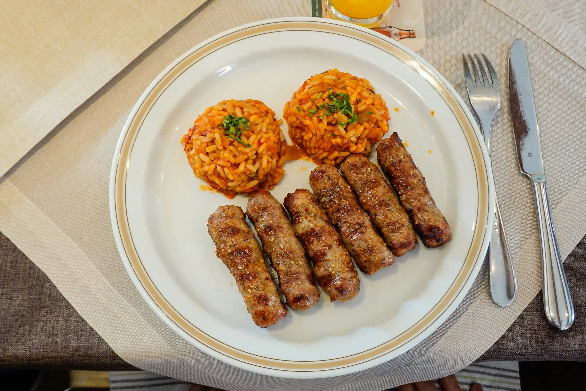 In vielen Ländern vom Balkan gelten Cevapcici als Nationalgericht. So machen Sie den Klassiker Zuhause.