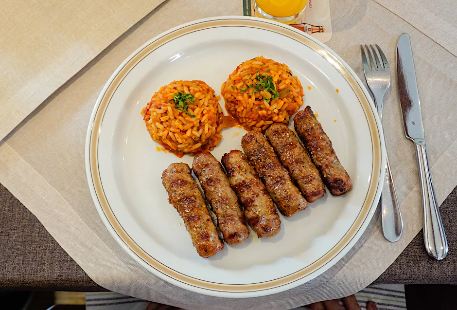 In vielen Ländern vom Balkan gelten Cevapcici als Nationalgericht. So machen Sie den Klassiker Zuhause.