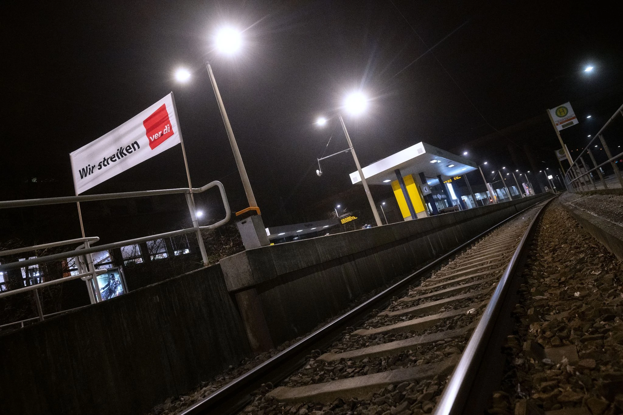 dpatopbilder - Kein Verkehr: eine Haltestelle der Stuttgarter Stadtbahn.  