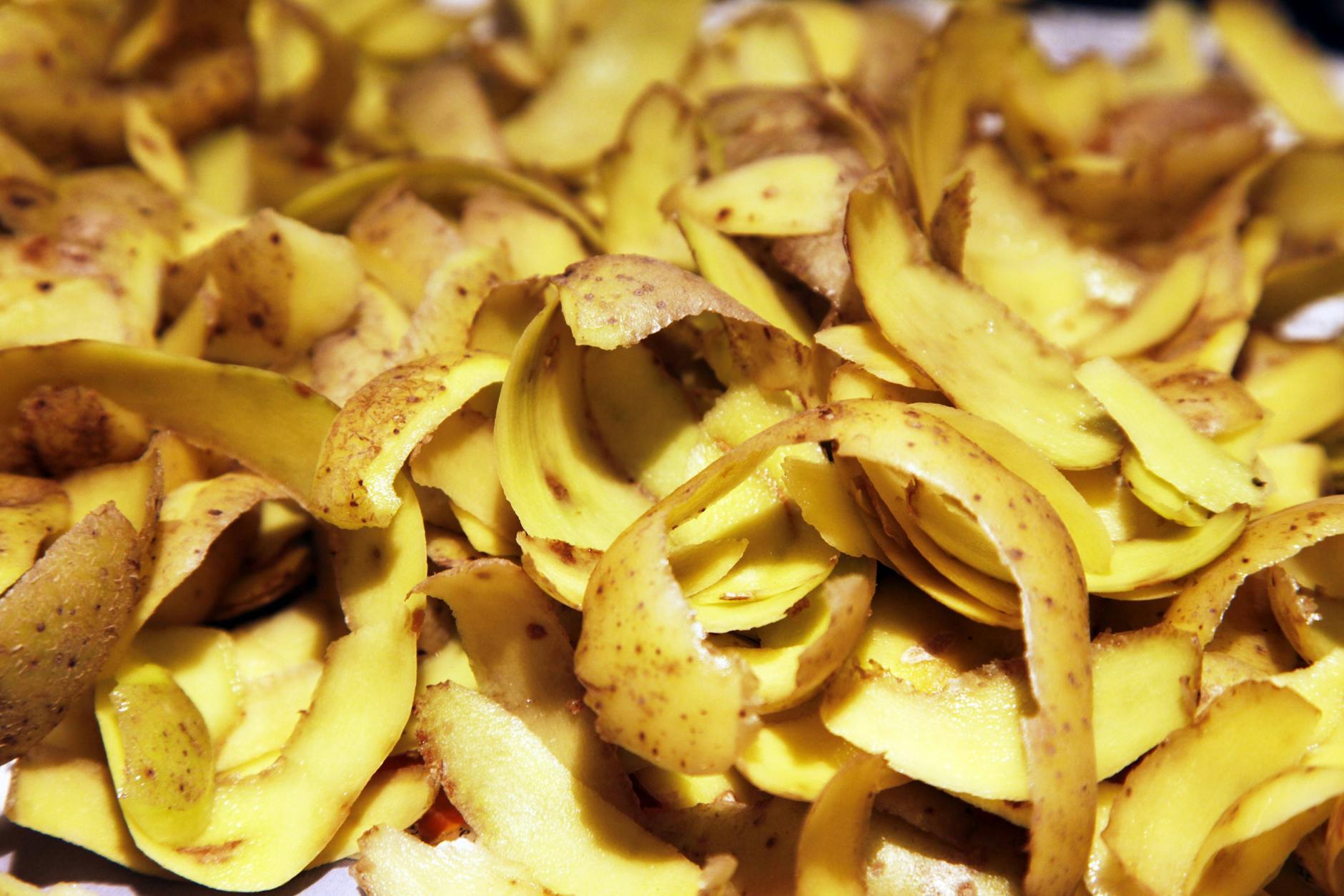 Kartoffelschalen sollten Sie nicht wegwerfen. Daraus lässt sich ein leckerer Snack zaubern.