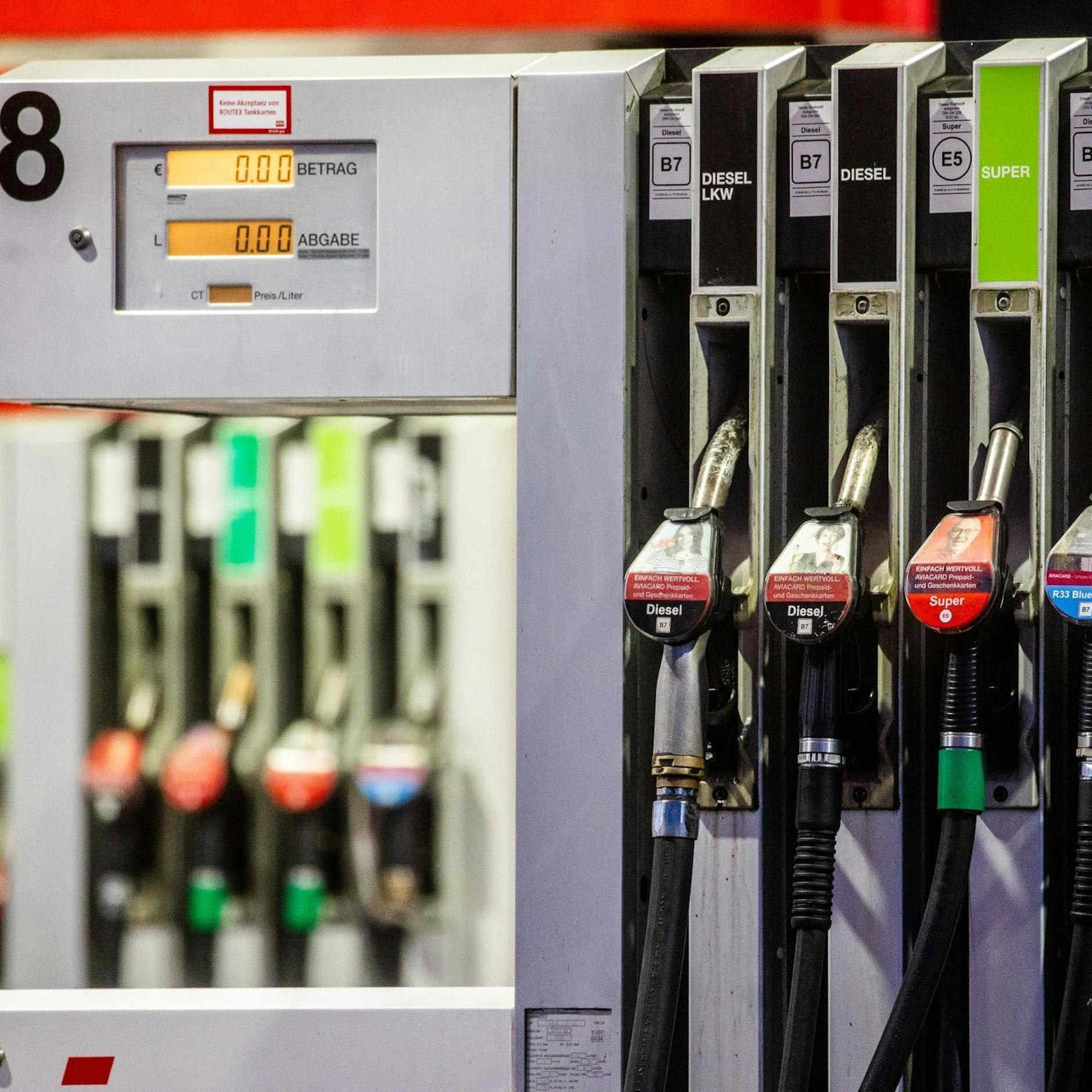 Image - Spritpreise im freien Fall? Superbenzin und Diesel jetzt deutlich billiger