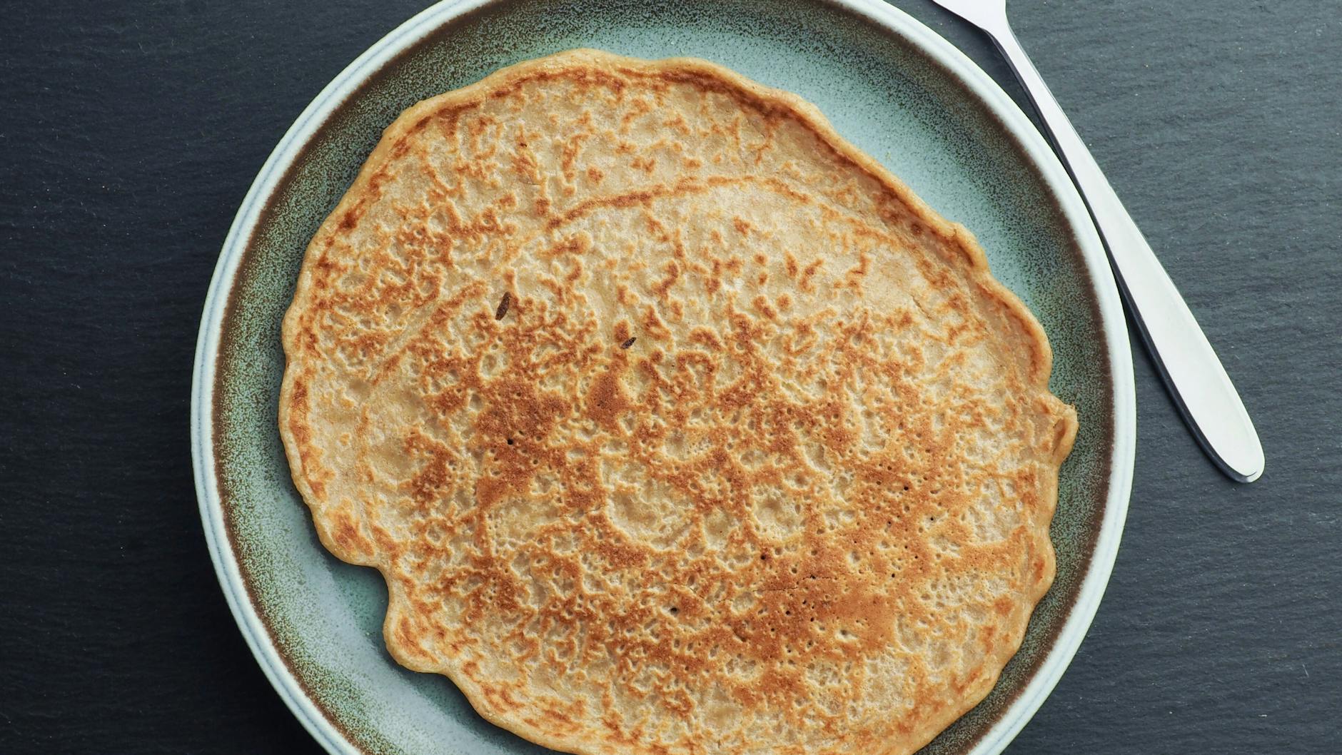 Eierkuchen kann man vielseitig belegen, probieren Sie doch mal unser herzhaftes Rezept mit Pilzen und Frühlingszwiebeln.