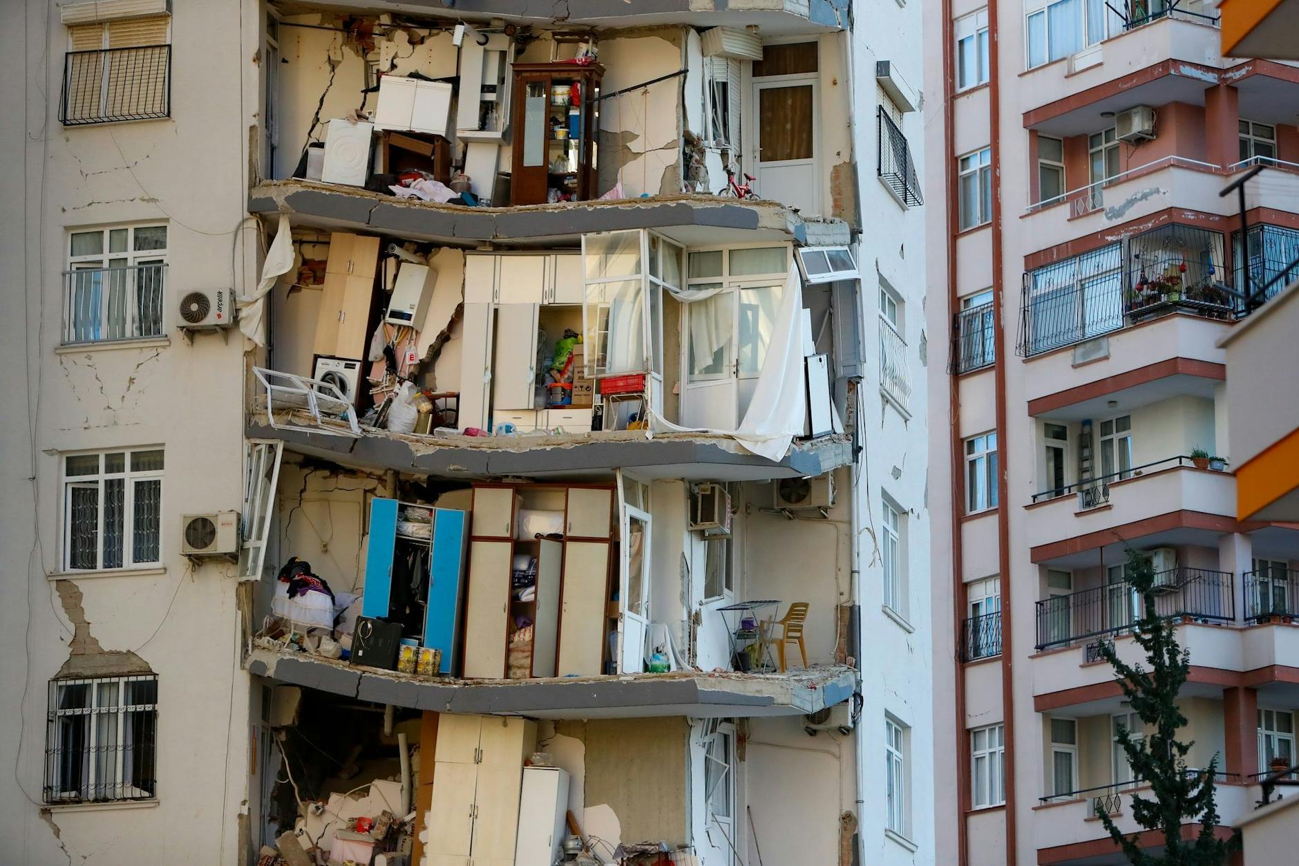 ARCHIV - Blick auf ein durch die Erbeben beschädigtes Wohnhaus. ire/dpa