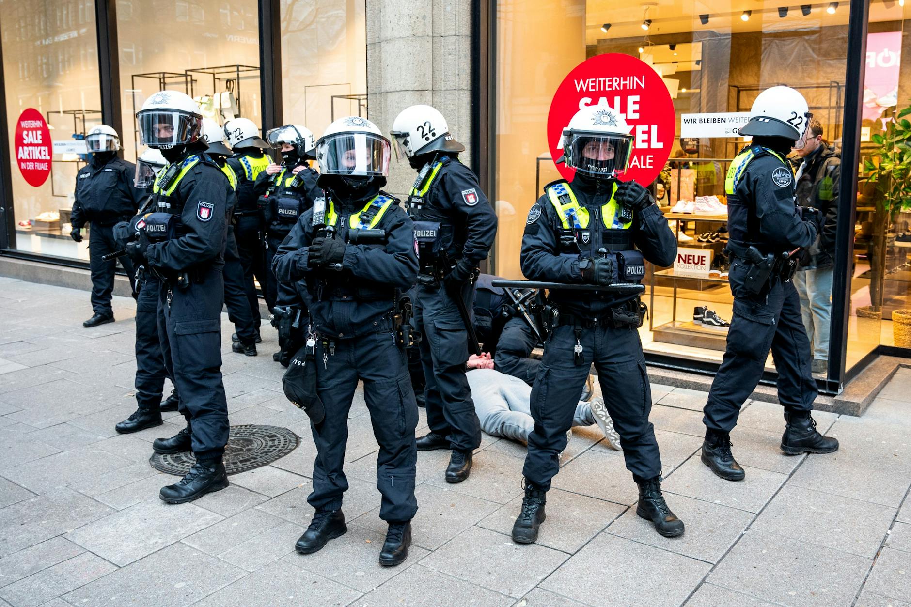 Krawalle in Hamburgs Innenstadt: Polizisten halten in der Einkaufsstraße Mönkebergstraße einen Jugendlichen fest. 