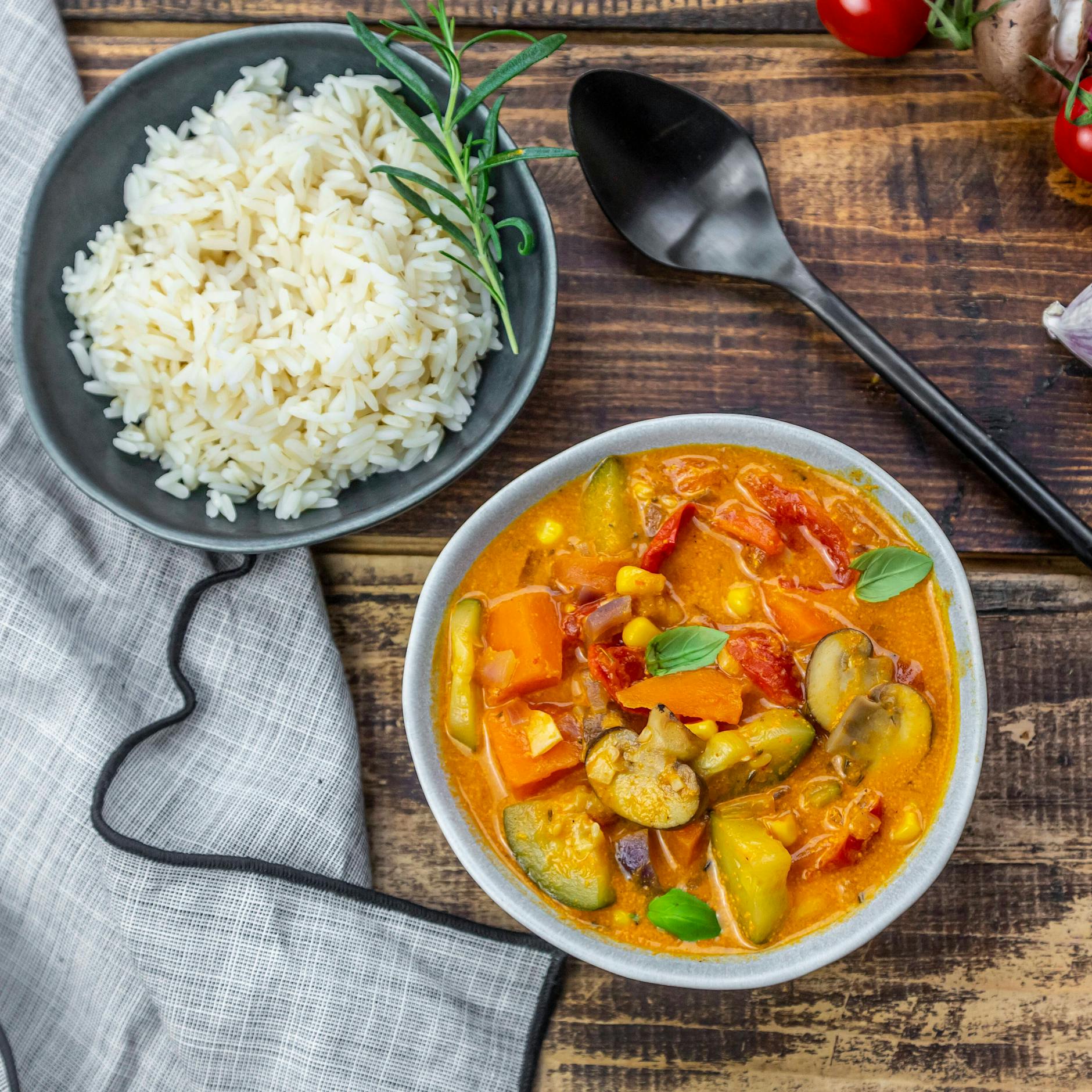 Das 15-Minuten-Blitz-Rezept: Probieren Sie doch mal DIESES leckere Gemüse-Curry!