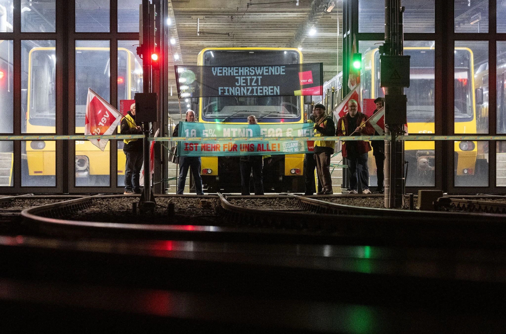 dpatopbilder - In Stuttgart bleiben die Stadtbahnen im Depot.  