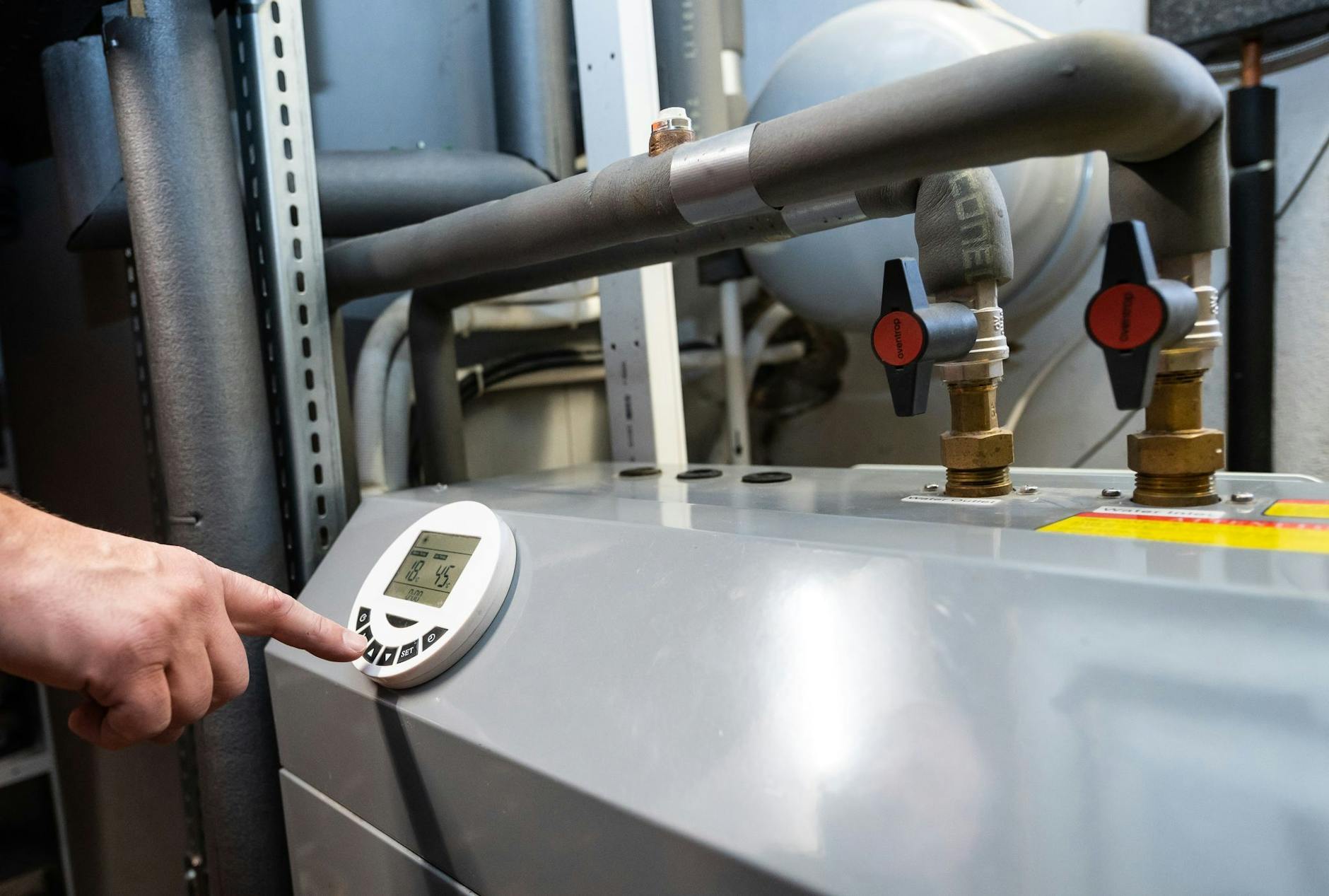 ARCHIV - Eine Luftwärmepumpe im Keller eines Wohnhauses.