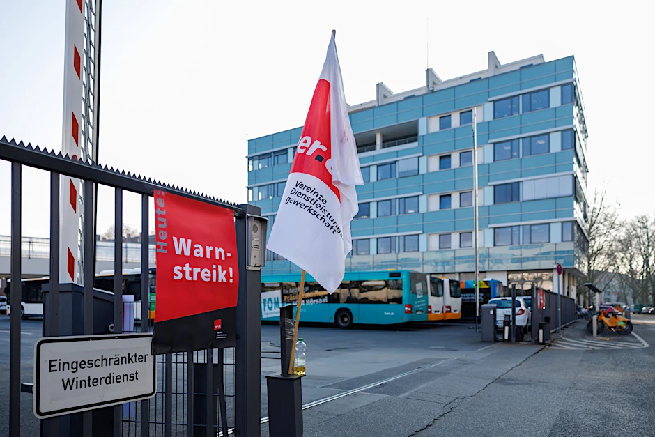 Die Zufahrt zur Mainzer Verkehrsgesellschaft am Morgen.  