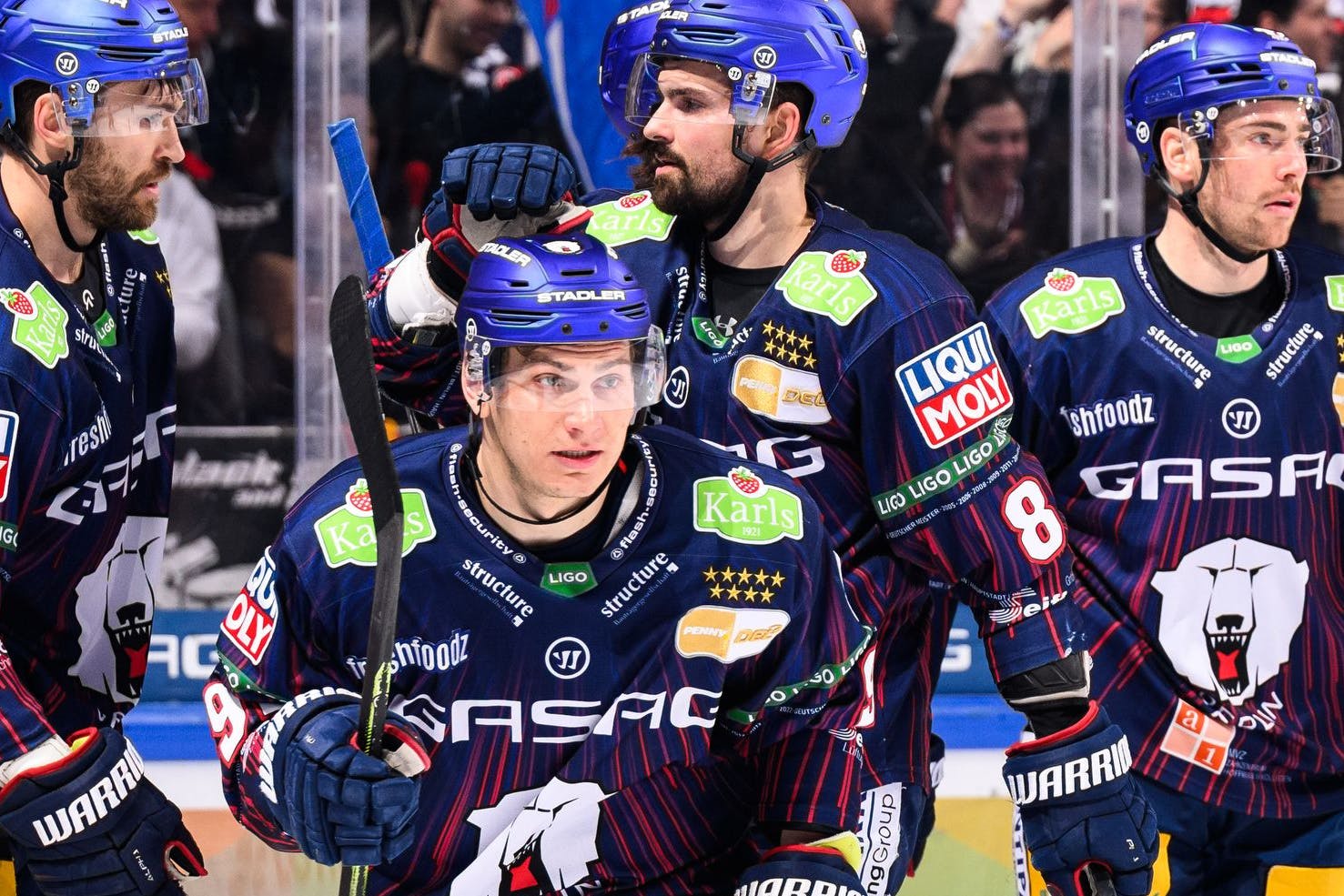 Leo Pföderl (v.) und seine Eisbären-Kollegen sahen auch schon mal zuversichtlicher aus ...