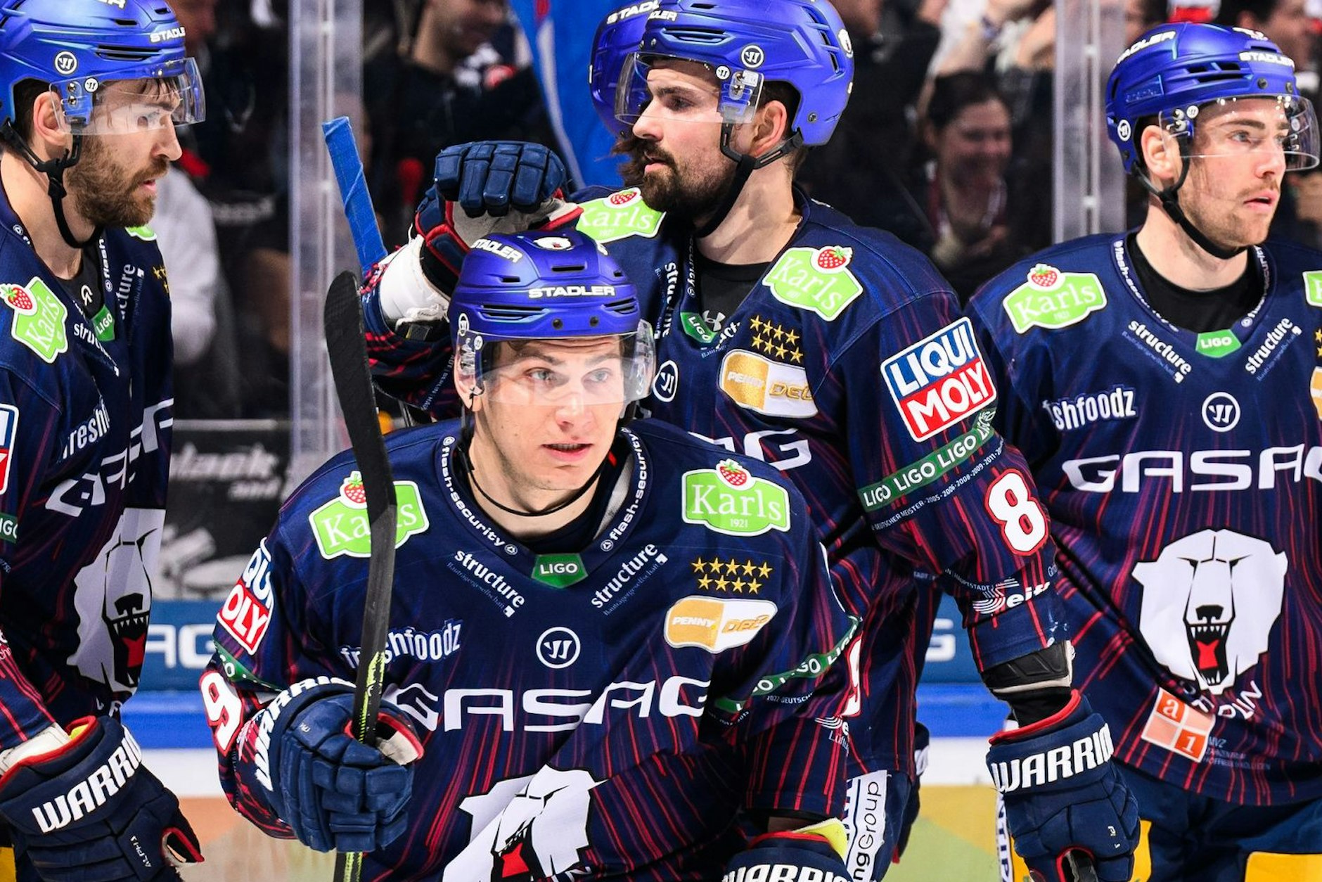 Leo Pföderl (v.) und seine Eisbären-Kollegen sahen auch schon mal zuversichtlicher aus ...