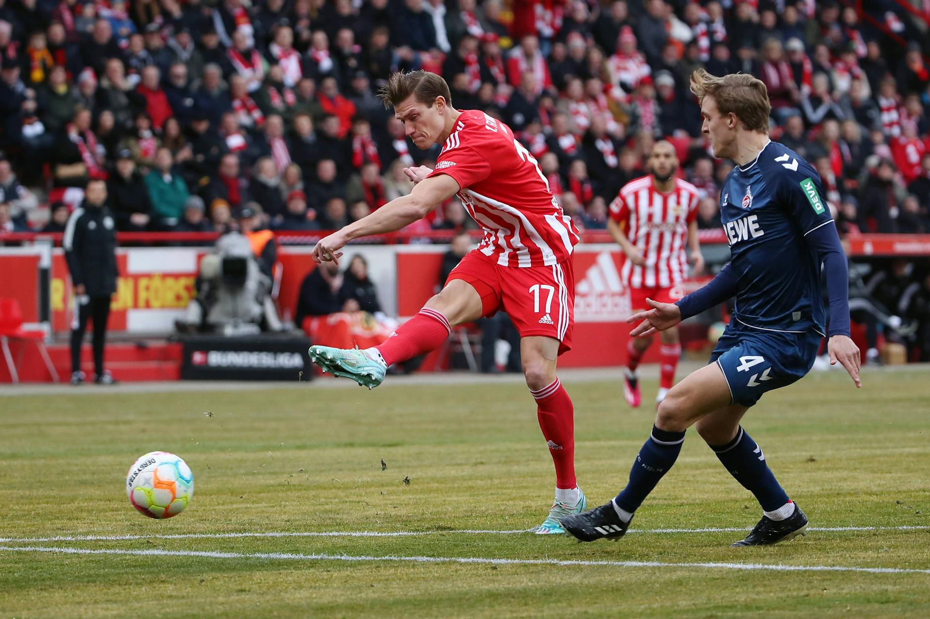 Kevin Behrens sucht aus 18 Metern den Abschluss, sein Schuss ist allerdings zu schwach und zu unplatziert.