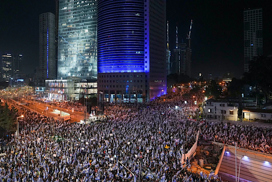 Massenprotest gegen die geplante Justizreform der israelischen Regierung in Tel Aviv.