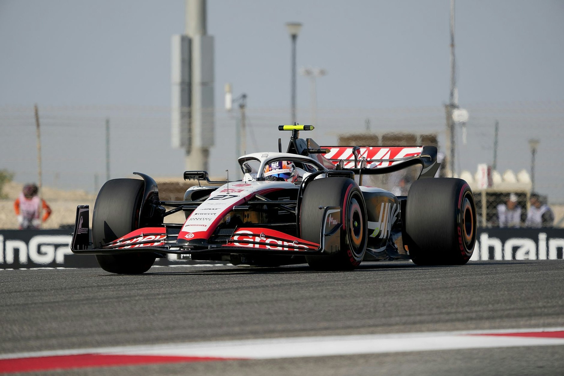 Nico Hülkenberg auf der Strecke in Bahrain.  