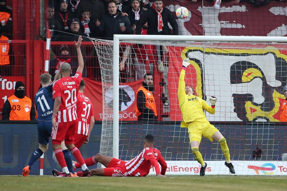 Unions Keeper Frederik Rönnow lenkt einen Schuss von Florian Kainz über die Querlatte.