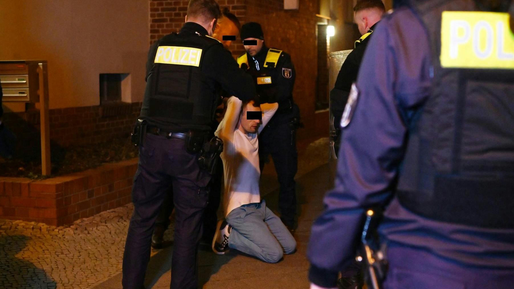 Widerstandslos ließ sich der Täter festnehmen.