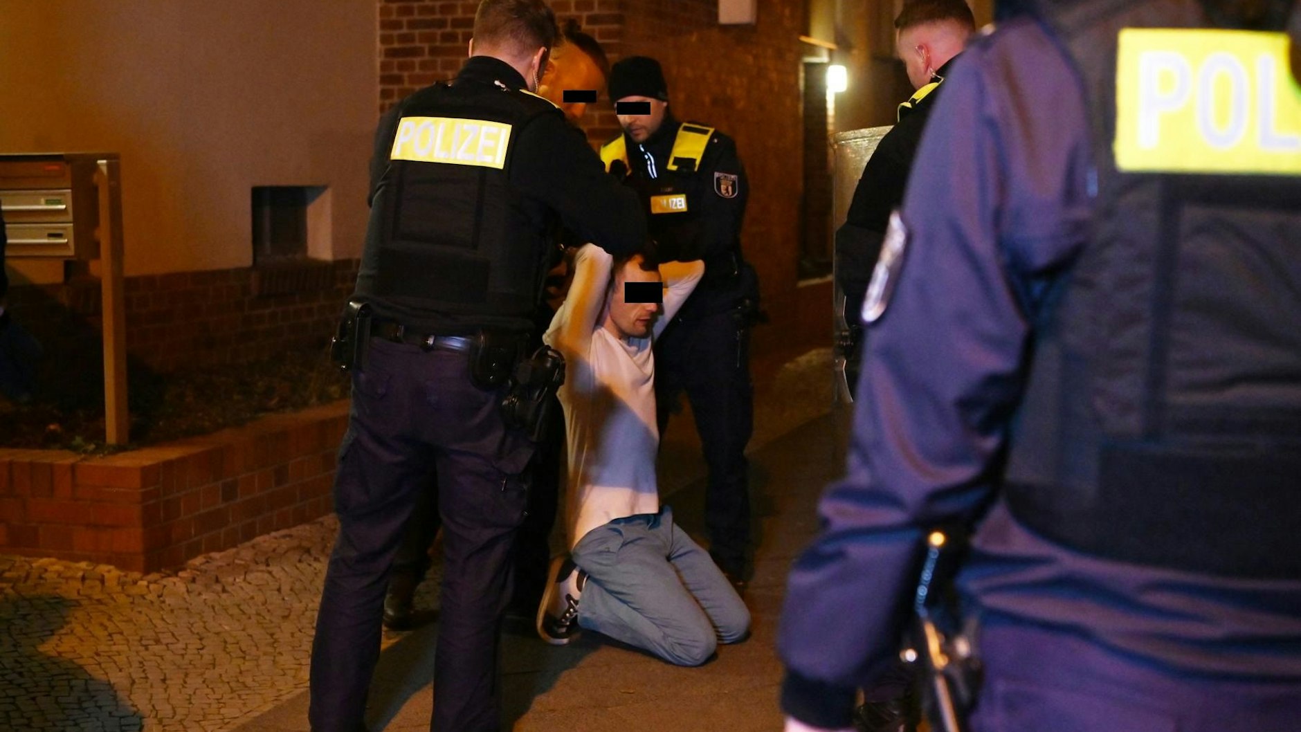 Widerstandslos ließ sich der Täter festnehmen.