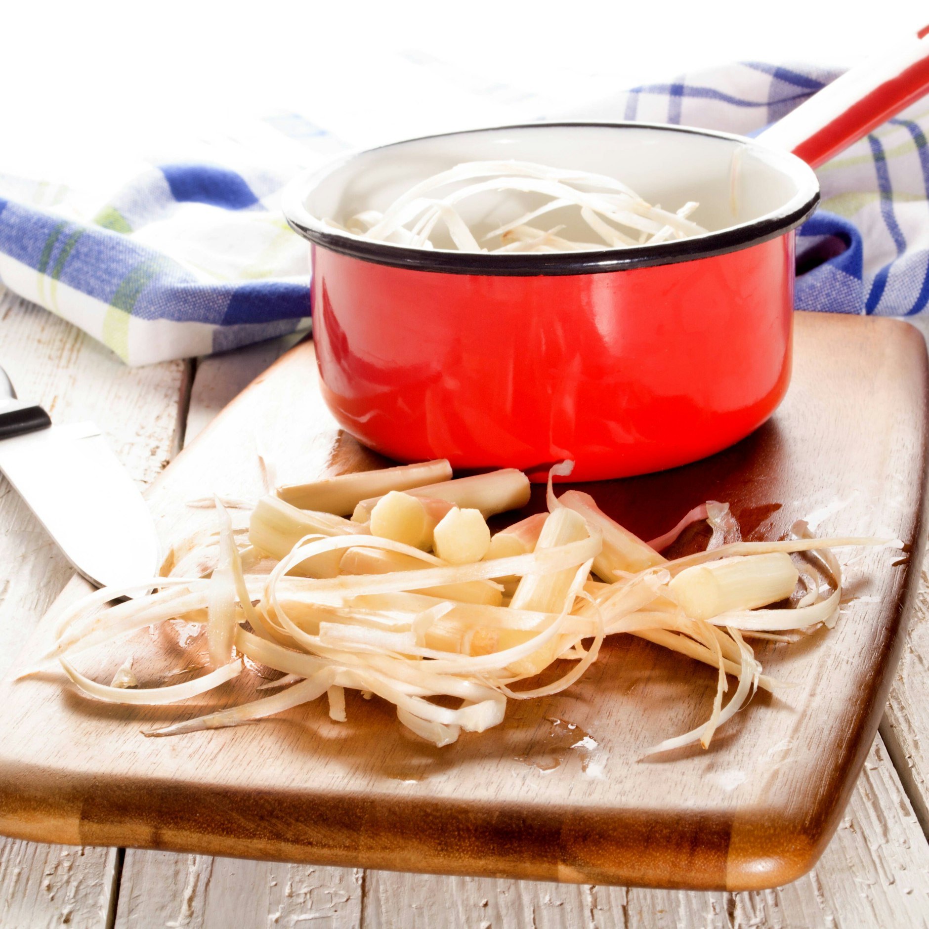 Gerade bei Spargel bleiben immer viele Schalen übrig. Daraus kann man eine köstliche Suppe zaubern.