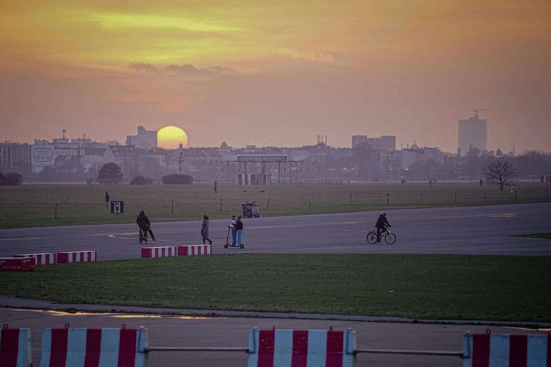 Die Sonne geht hinter dem Tempelhofer Feld unter.