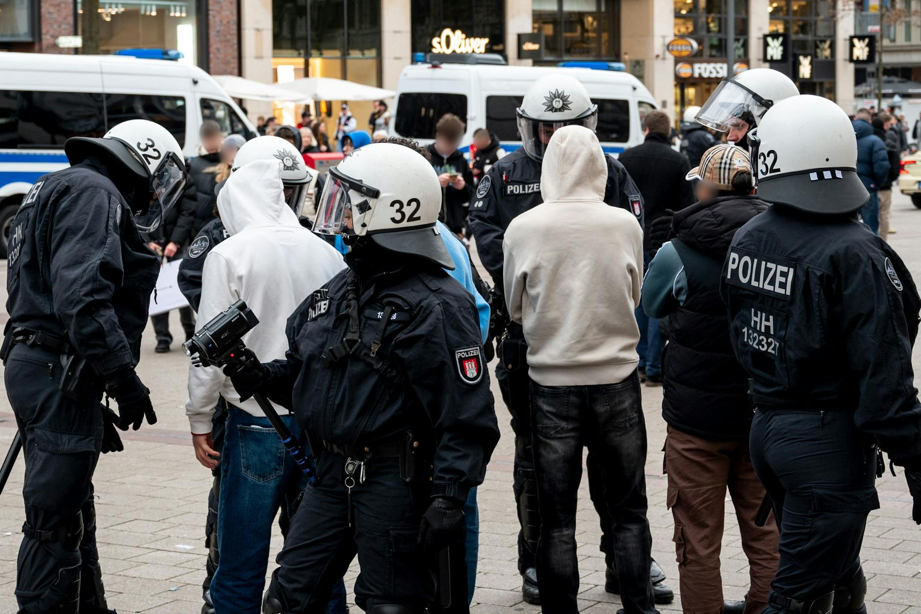 Randale und Belästigungen in Hamburg: Polizisten kontrollieren in der Einkaufsstraße Mönkebergstraße mehrere Jugendliche. 