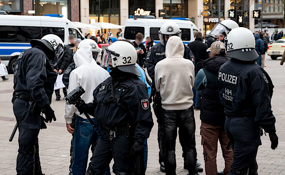 Randale und Belästigungen in Hamburg: Polizisten kontrollieren in der Einkaufsstraße Mönkebergstraße mehrere Jugendliche.&nbsp;