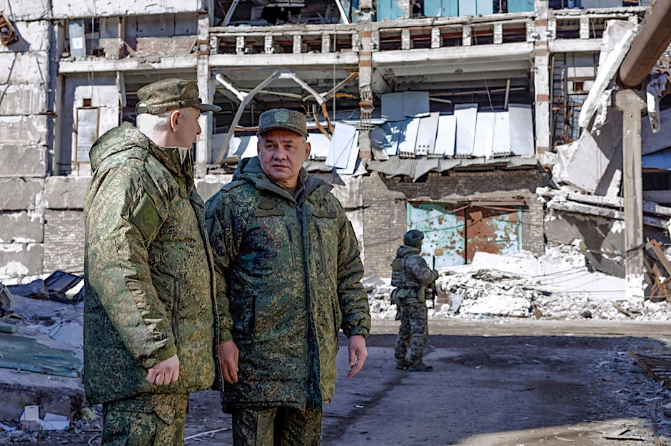 Verteidigungsminister Sergej Schoigu (re.) lässt sich von einem Offizier herumführen. Wo das Foto entstand, ist bisher unklar. Es soll an der Front aufgenommen worden sein.&nbsp;