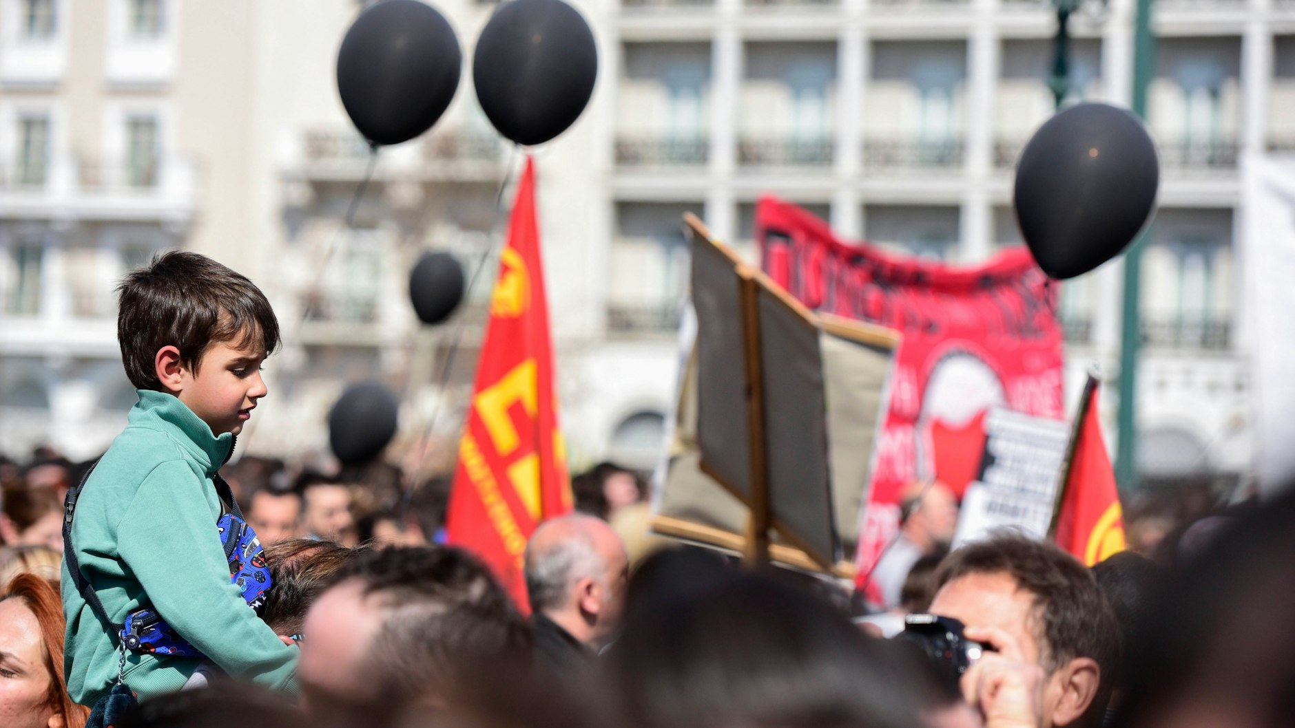 In Athen versammelten sich Tausende Menschen zu einer Protestdemo, gedachten mit schwarzen Luftballons den Opfern des Zugunglückes.&nbsp;