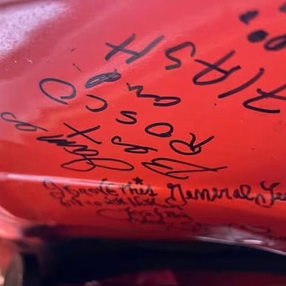 Auf der Motorhaube hatten sogar die Schauspieler und Crewmitglieder unterschrieben.