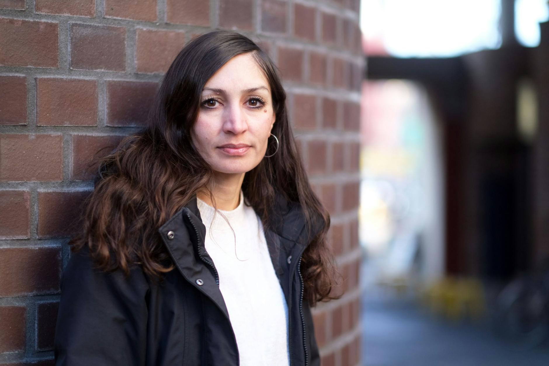 Die Autorin Gilda Sahebi vor unserem Gespräch in Berlin-Schöneberg