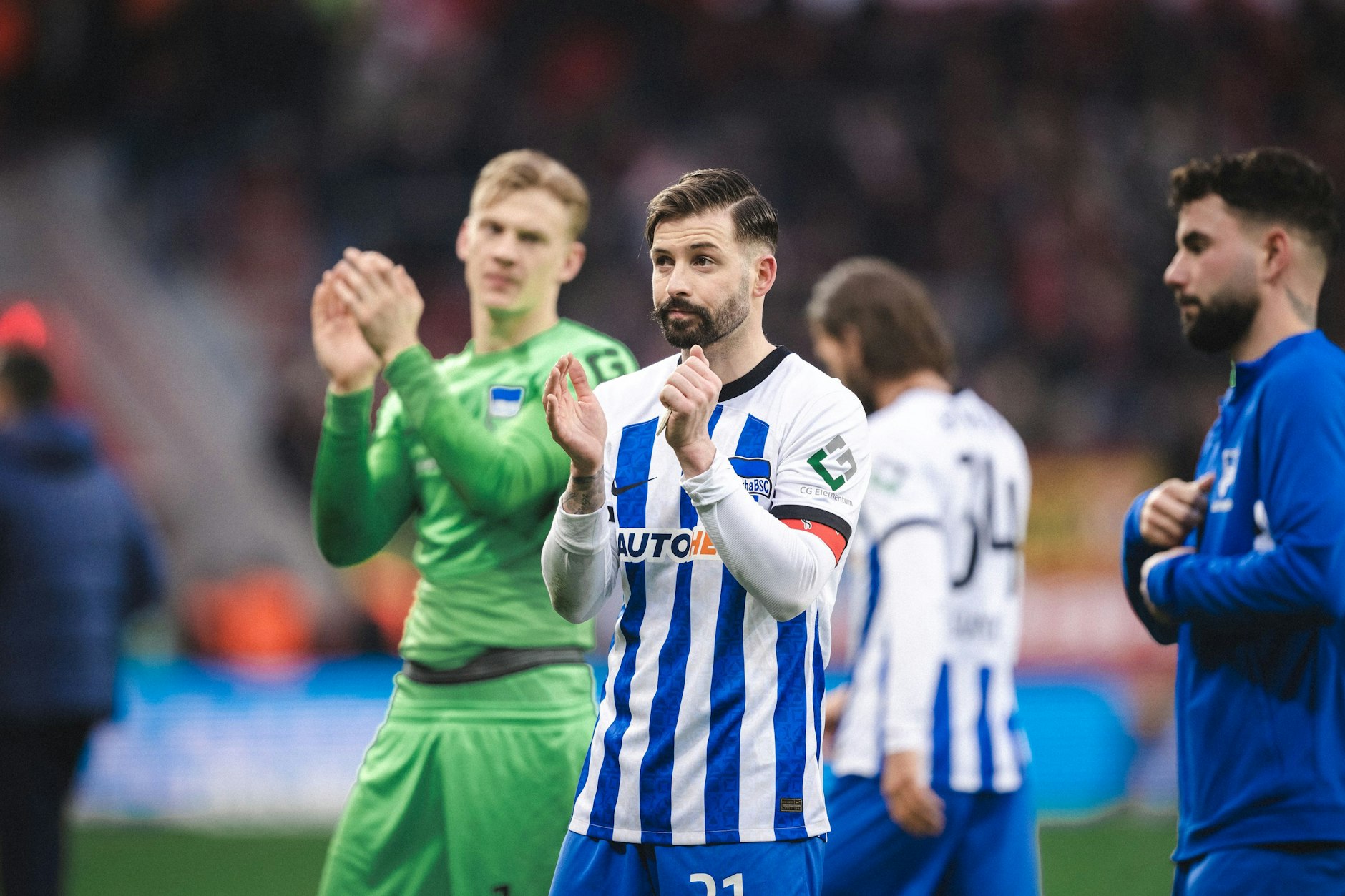 Herthas Kapitän Marvin Plattenhardt zieht nach dem Spiel in Leverkusen die Stirn mächtig in Falten.