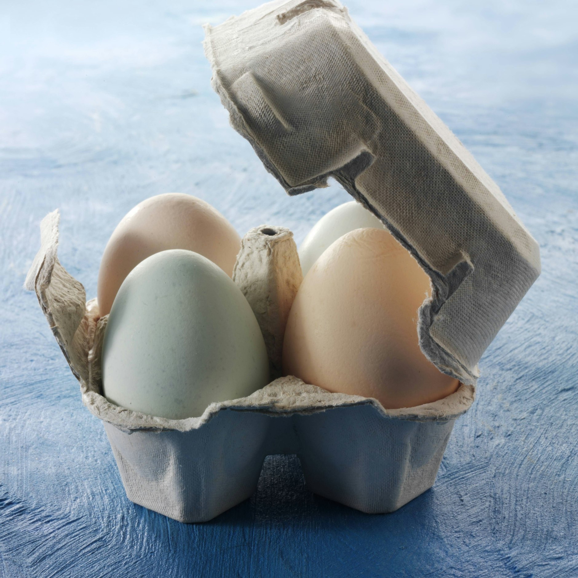 Rohe Eier sollten in der Kühlschranktür aufbewahrt werden.