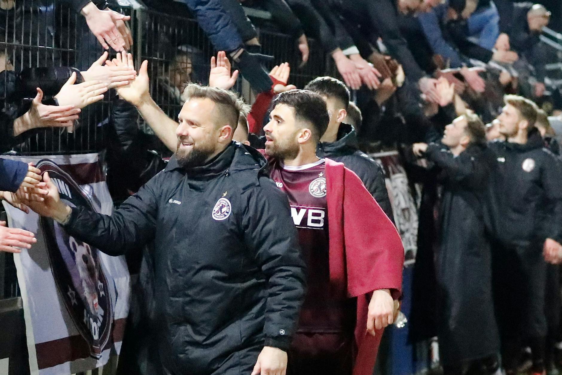 So soll es sein: BFC-Trainer Heiner Backhaus führt nach dem Spiel die Jubel-Parade seiner Mannschaft bei den Fans an.
