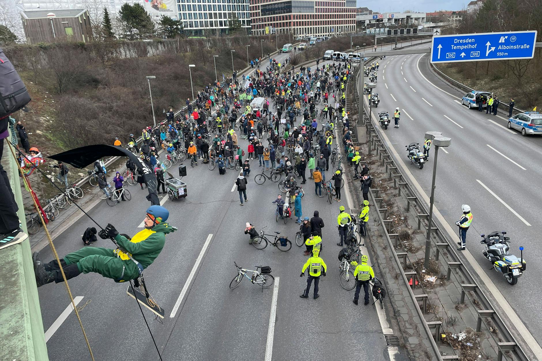 Der Abschluss: Die Polizei sperrte die A100, damit sich Demonstranten von einer Autobahnbrücke abseilen konnten. 